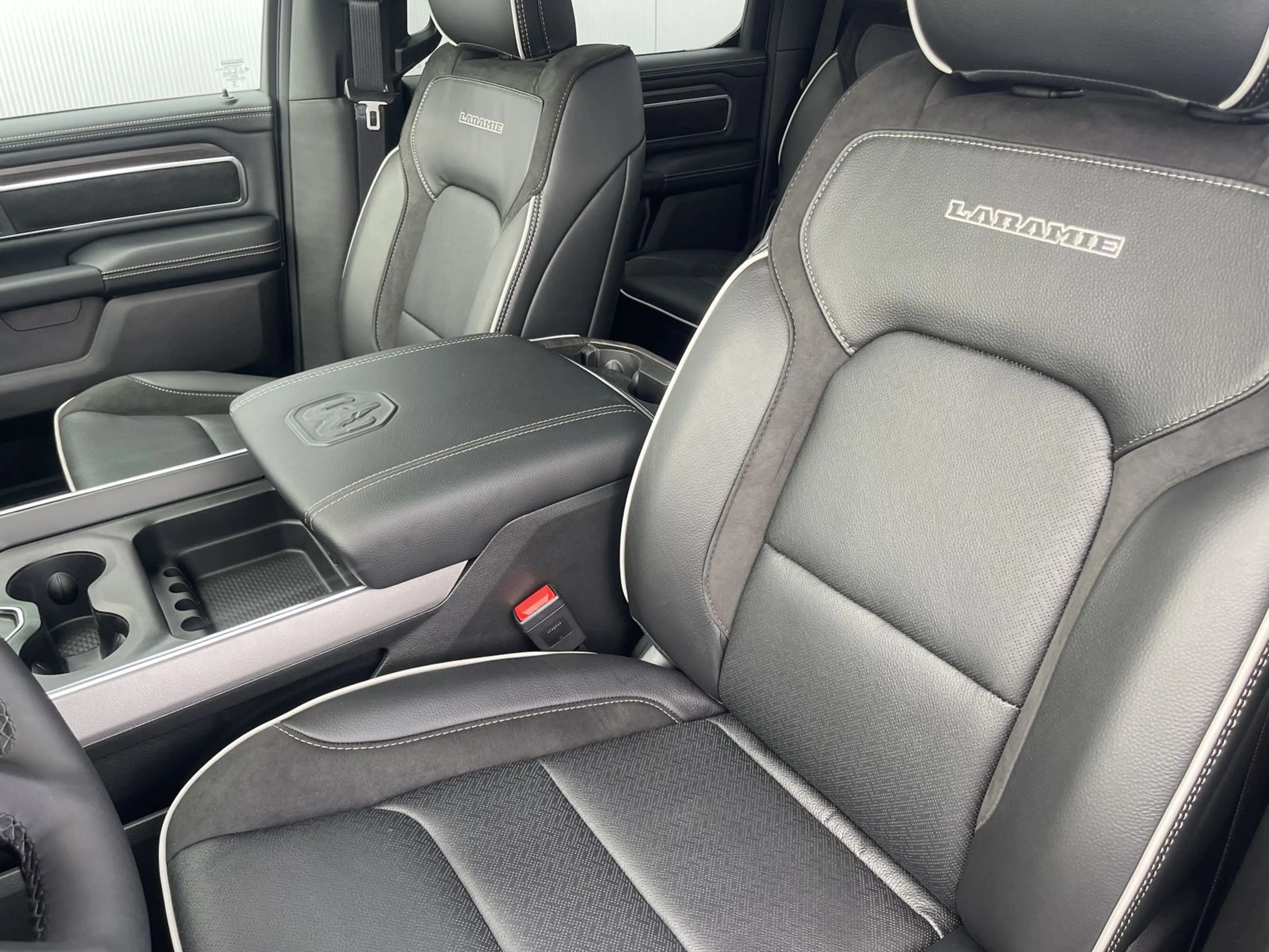 Dodge RAM 1500 Laramie Night 5.7 V8 MJ26 — photo 10