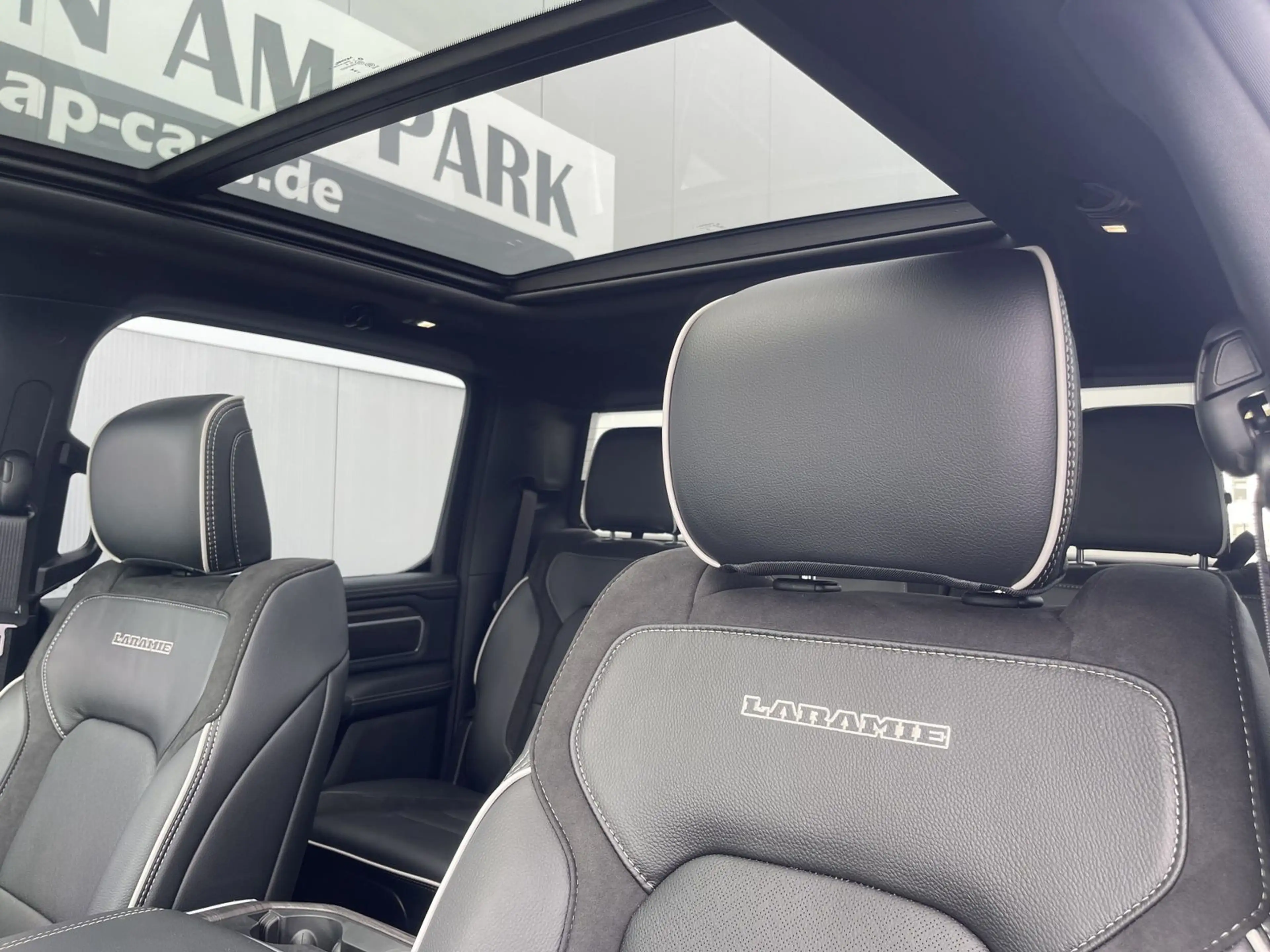 Dodge RAM 1500 Laramie Night 5.7 V8 MJ26 — photo 11