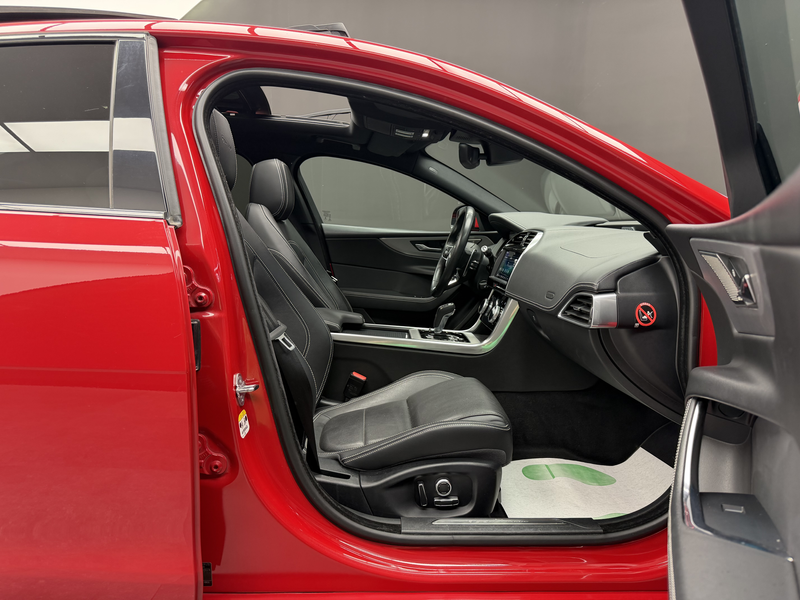 Jaguar XE 2.0 D R-Dynamic SE *CUIR + GPS + CAMÉRA + GARANTIE* — photo 9