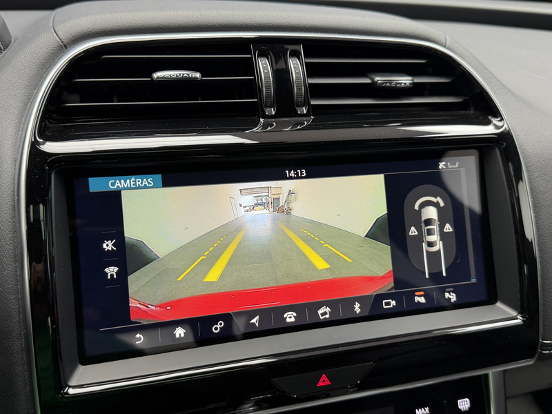 Jaguar XE 2.0 D R-Dynamic SE *CUIR + GPS + CAMÉRA + GARANTIE* — photo 14