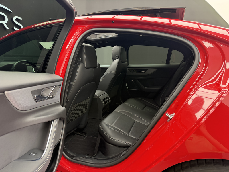 Jaguar XE 2.0 D R-Dynamic SE *CUIR + GPS + CAMÉRA + GARANTIE* — photo 10