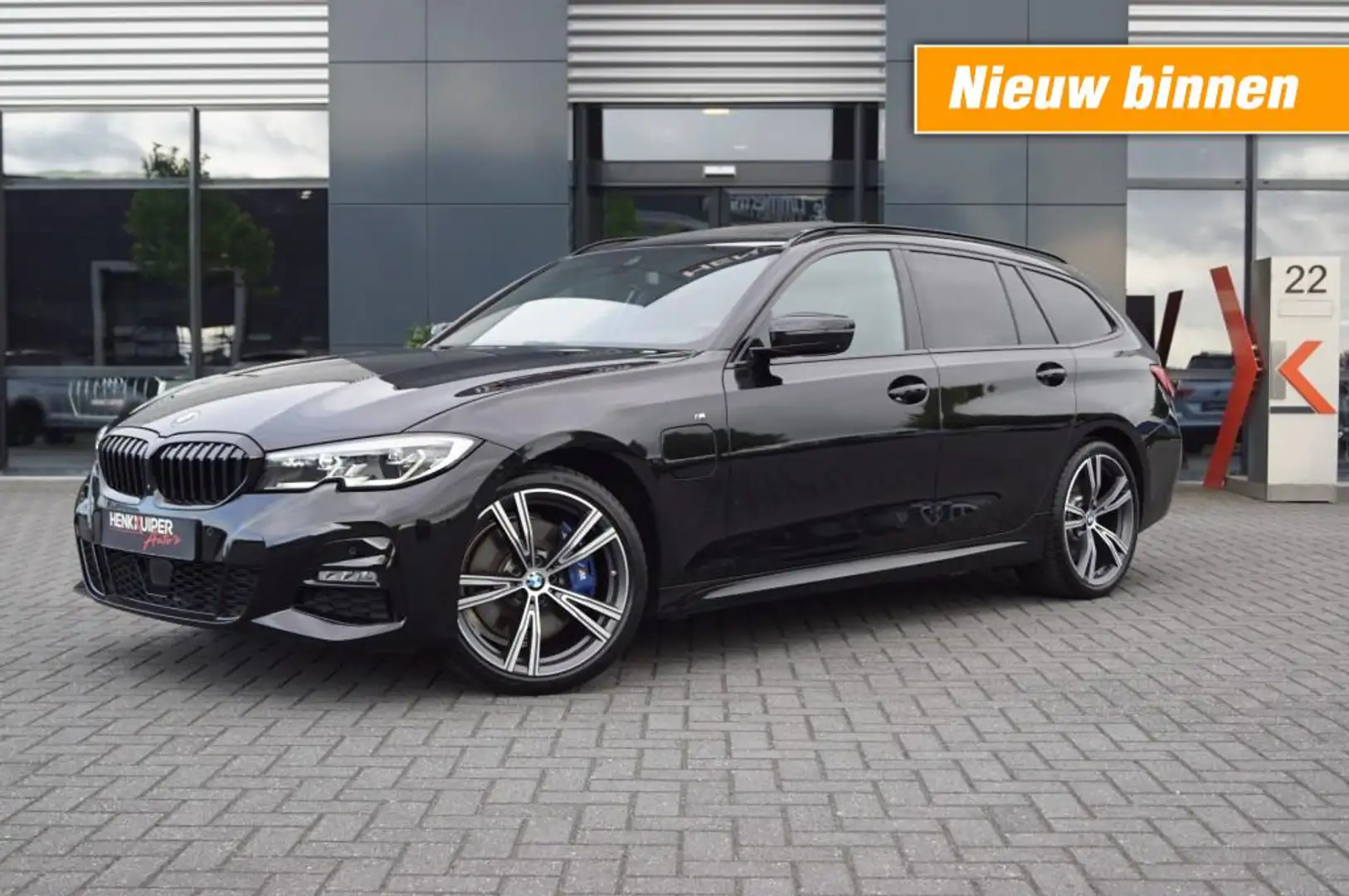 BMW 330 330e Touring M Sport / Panodak / Leer / Trekhaak / Zwart - 1