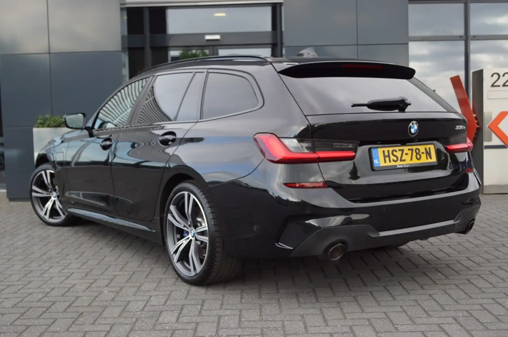 BMW 330 330e Touring M Sport / Panodak / Leer / Trekhaak / Zwart - 2