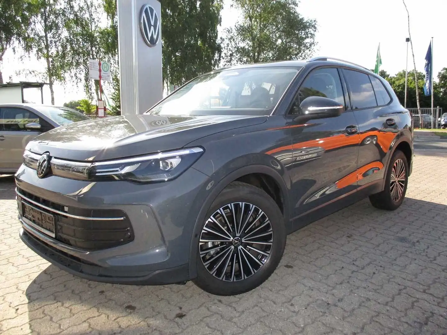 Volkswagen Tiguan 1.5 eTSI OPF DSG Life Grau - 1