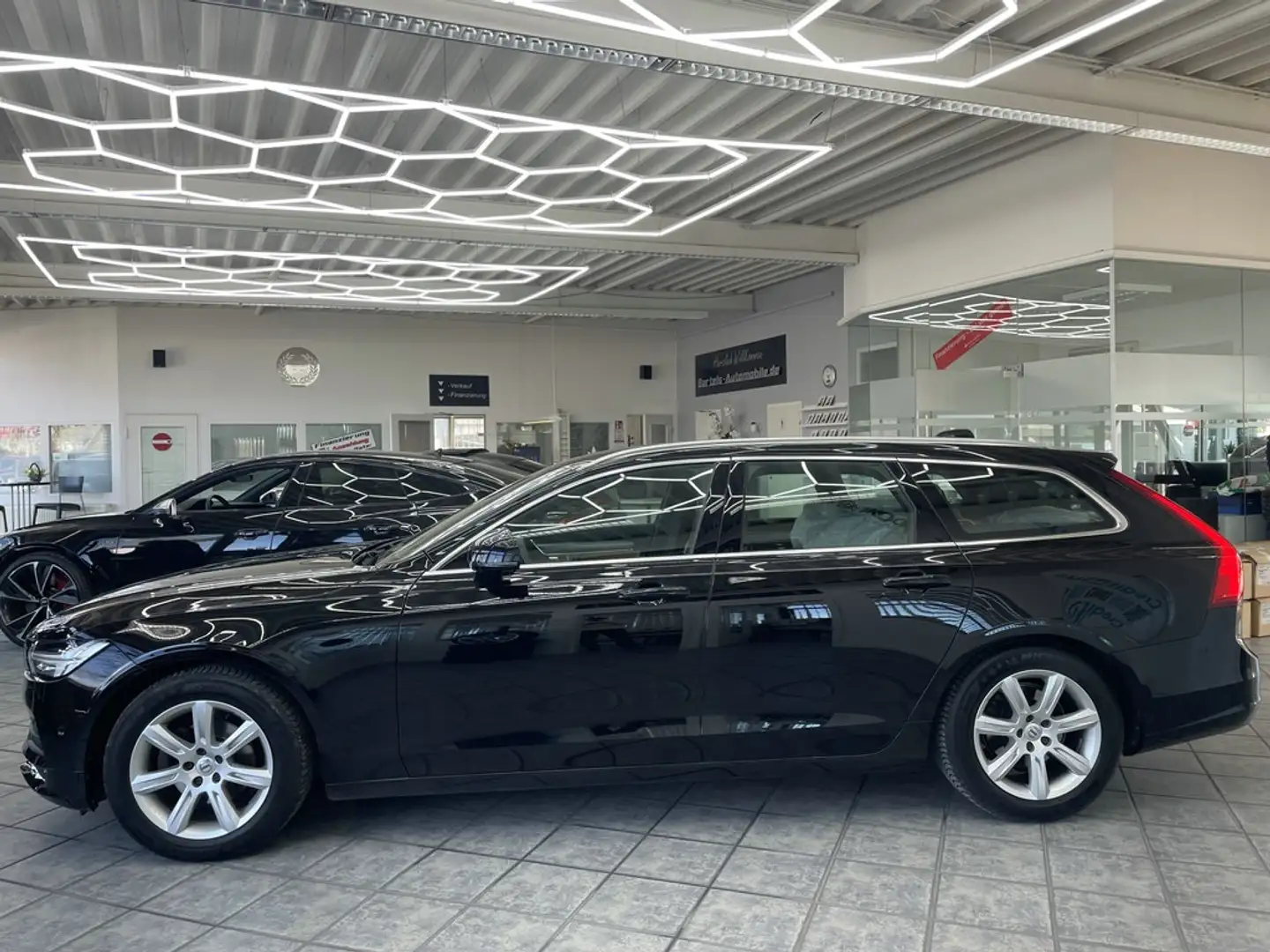 Volvo V90 D4 Momentum, 2.Hand, Autom.,LED, Leder, Navi Schwarz - 2