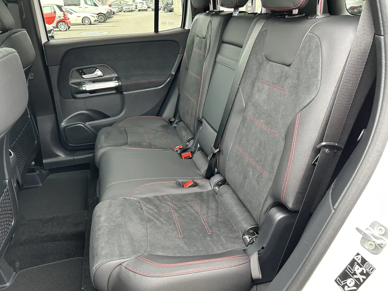 Mercedes-Benz GLB снимка Mercedes-Benz GLB