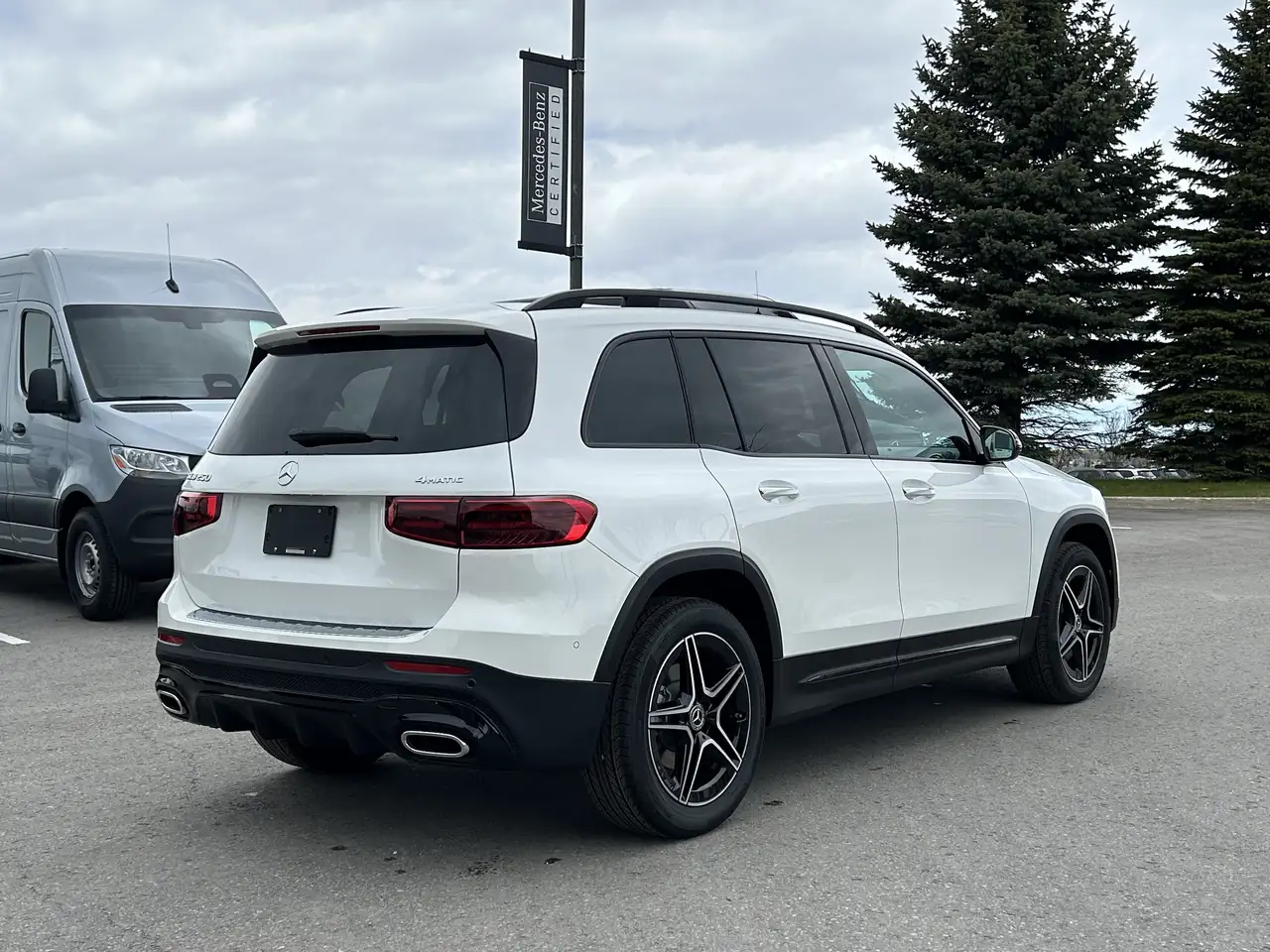 Mercedes-Benz GLB снимка Mercedes-Benz GLB