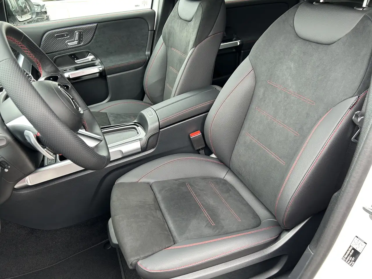 Mercedes-Benz GLB снимка Mercedes-Benz GLB