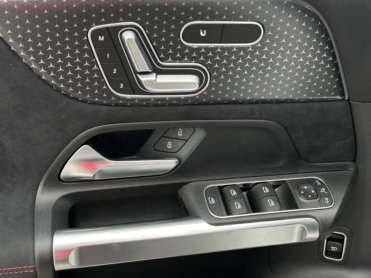 Mercedes-Benz GLB снимка Mercedes-Benz GLB