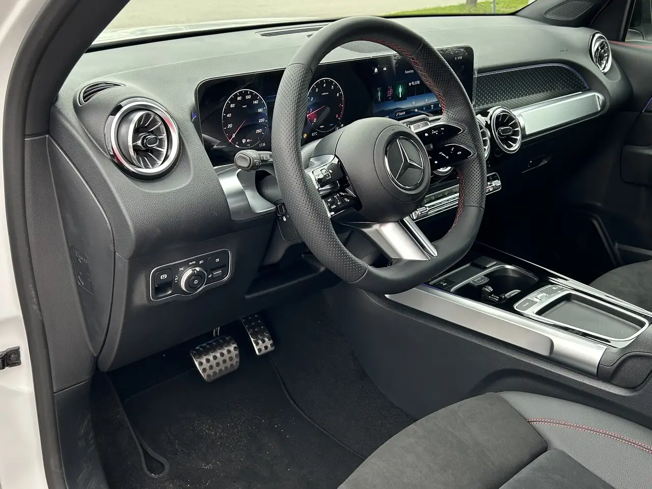 Mercedes-Benz GLB снимка Mercedes-Benz GLB