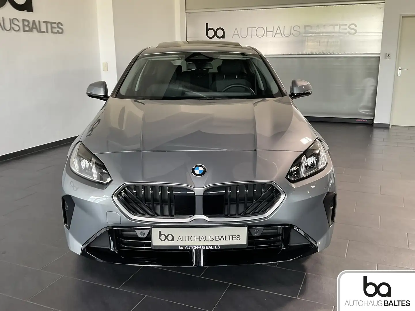 BMW 118 118d M Sport Design Pano/Park/DrivPlus/AAC/Shadow Grau - 2