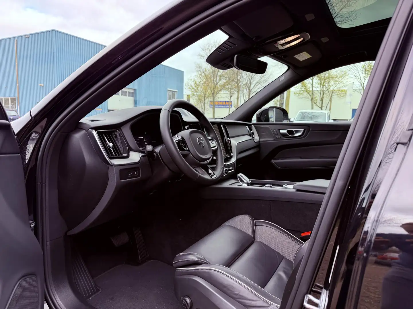 Volvo XC60 2.0 T8 Plug-in hybrid AWD Plus Black Edition Pano Noir - 2