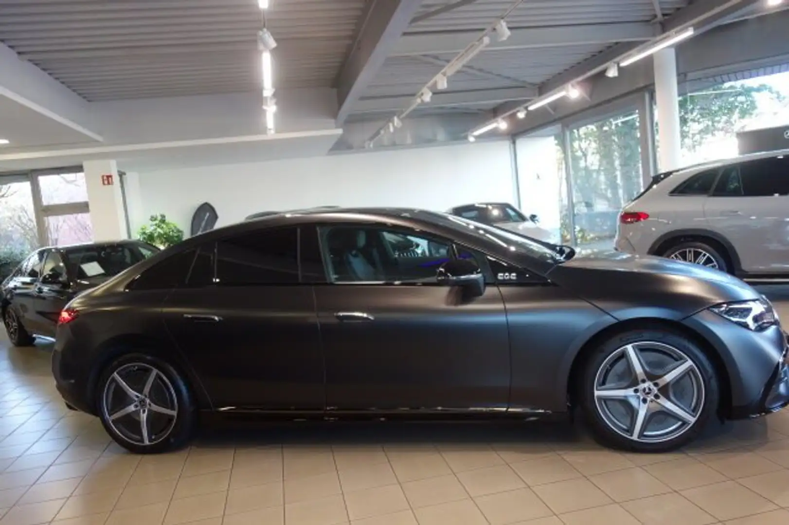 Mercedes-Benz EQE 500 EQE 500 4M AMG PANO AIRMAT HYPER HAL FAHR PAK TV Grau - 2