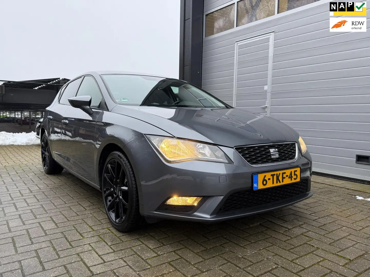 SEAT Leon 1.2 TSI Enjoy - Navigatie - 17” - Cruise Control - Grau - 1