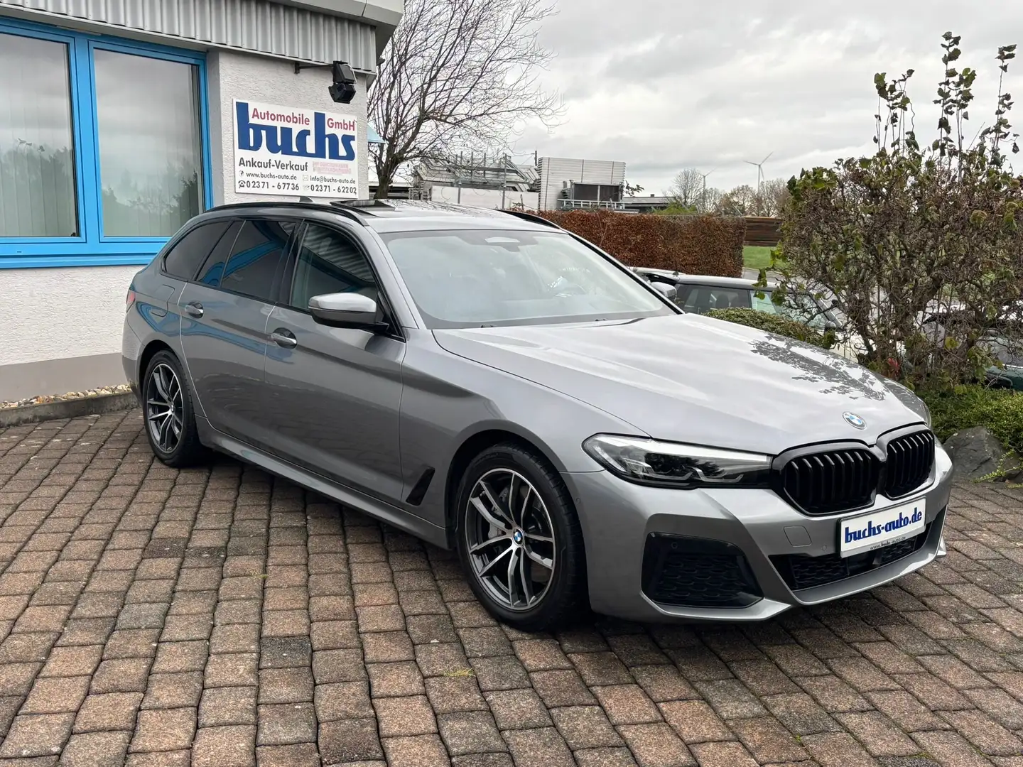 BMW 530 d xDrive Touring M Sport AHK Pano ACC Leder HUD Gris - 1