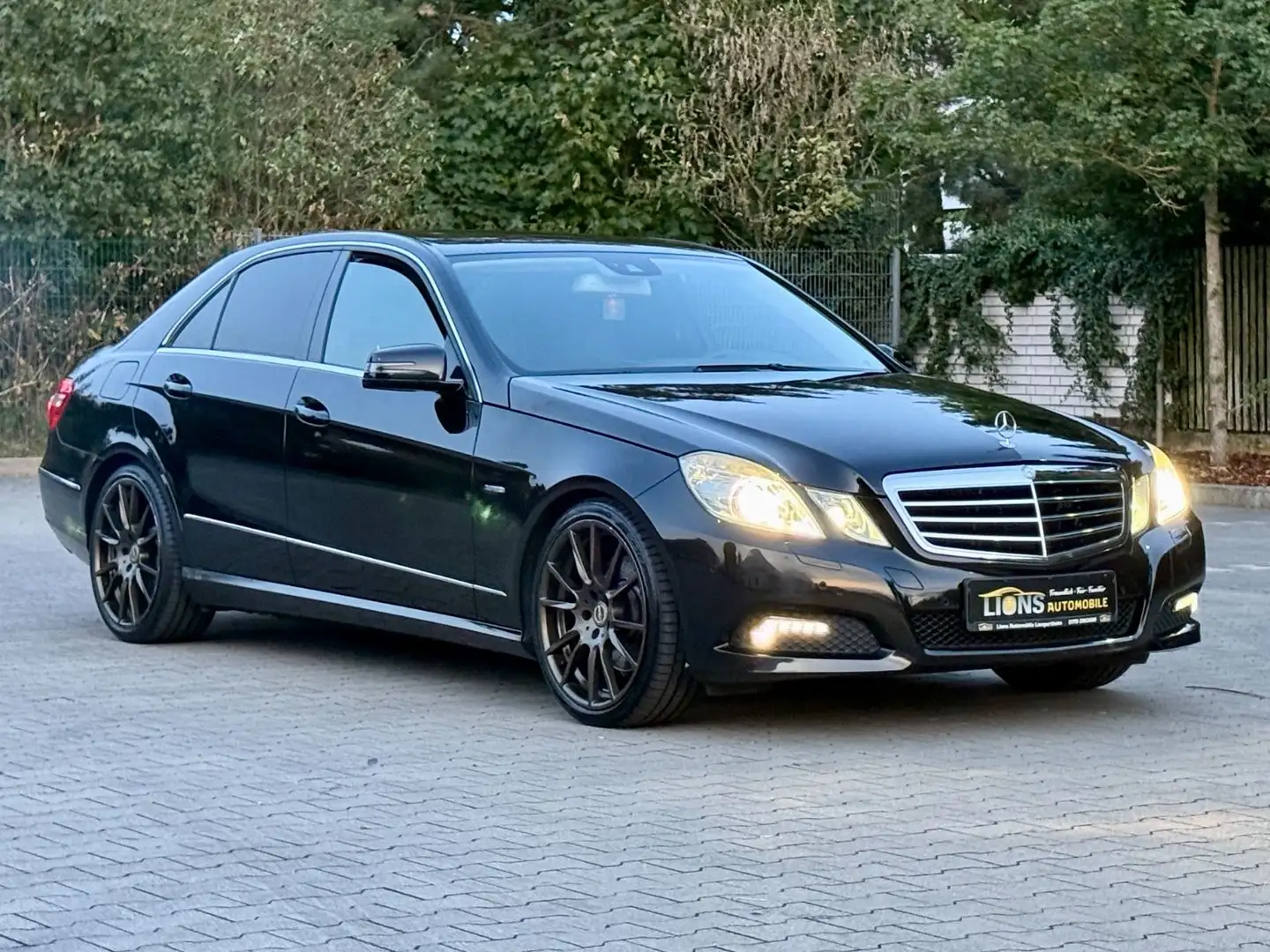Mercedes-Benz E 250 E -Klasse Lim. E 250 CGI BlueEfficiency Noir - 1