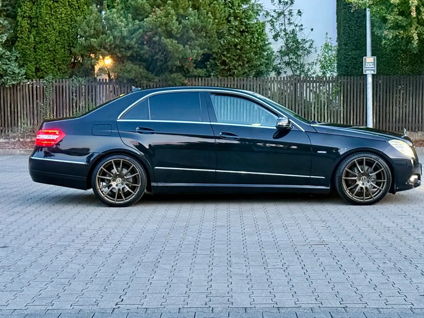 Mercedes-Benz E 250 E -Klasse Lim. E 250 CGI BlueEfficiency Noir - 2