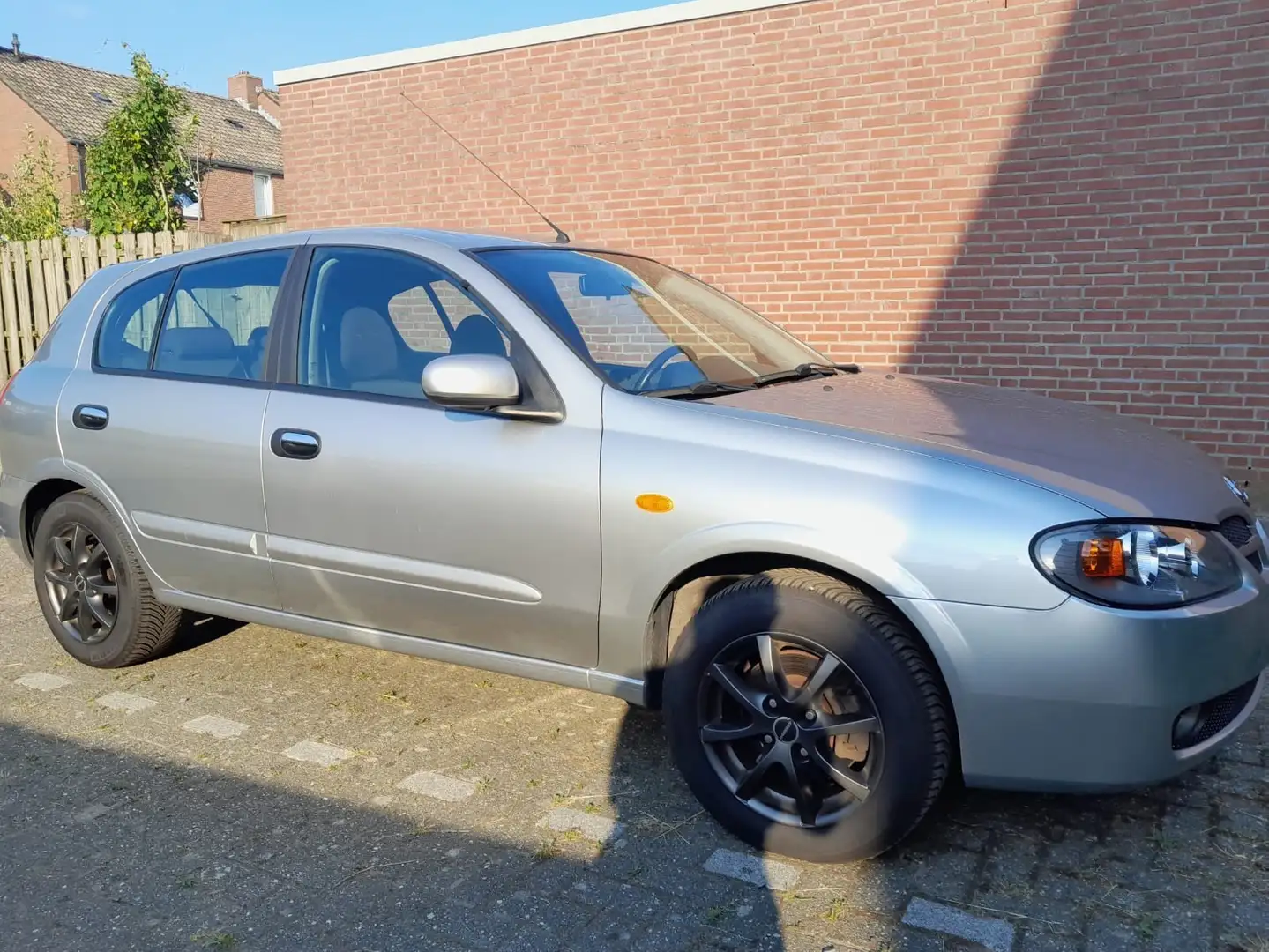 Nissan Almera 1.8 acenta Silber - 1