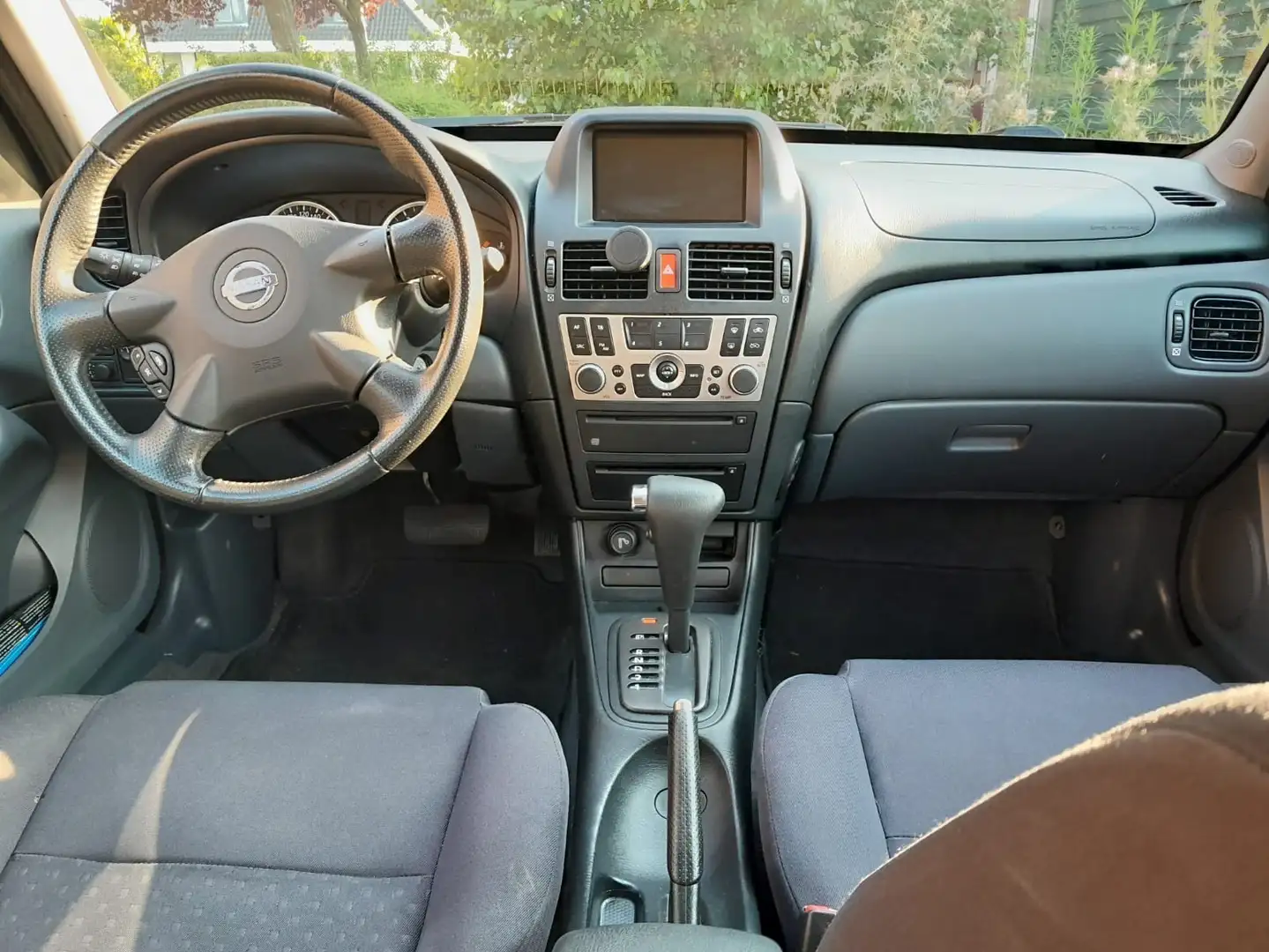 Nissan Almera 1.8 acenta Stříbrná - 2