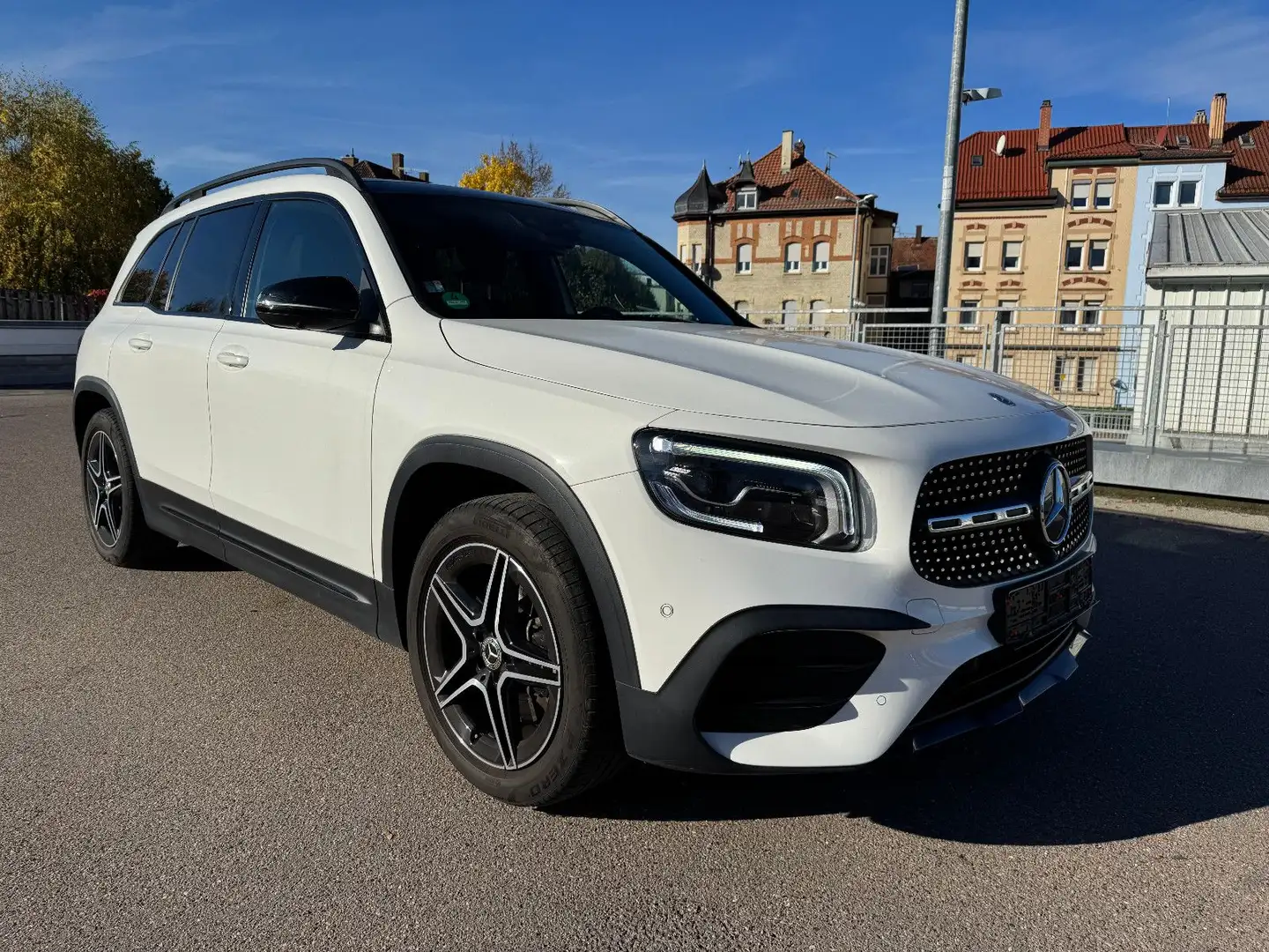 Mercedes-Benz GLB 250 4M AMG LINE PANO/AHK/360°/MEMORY Blanc - 1