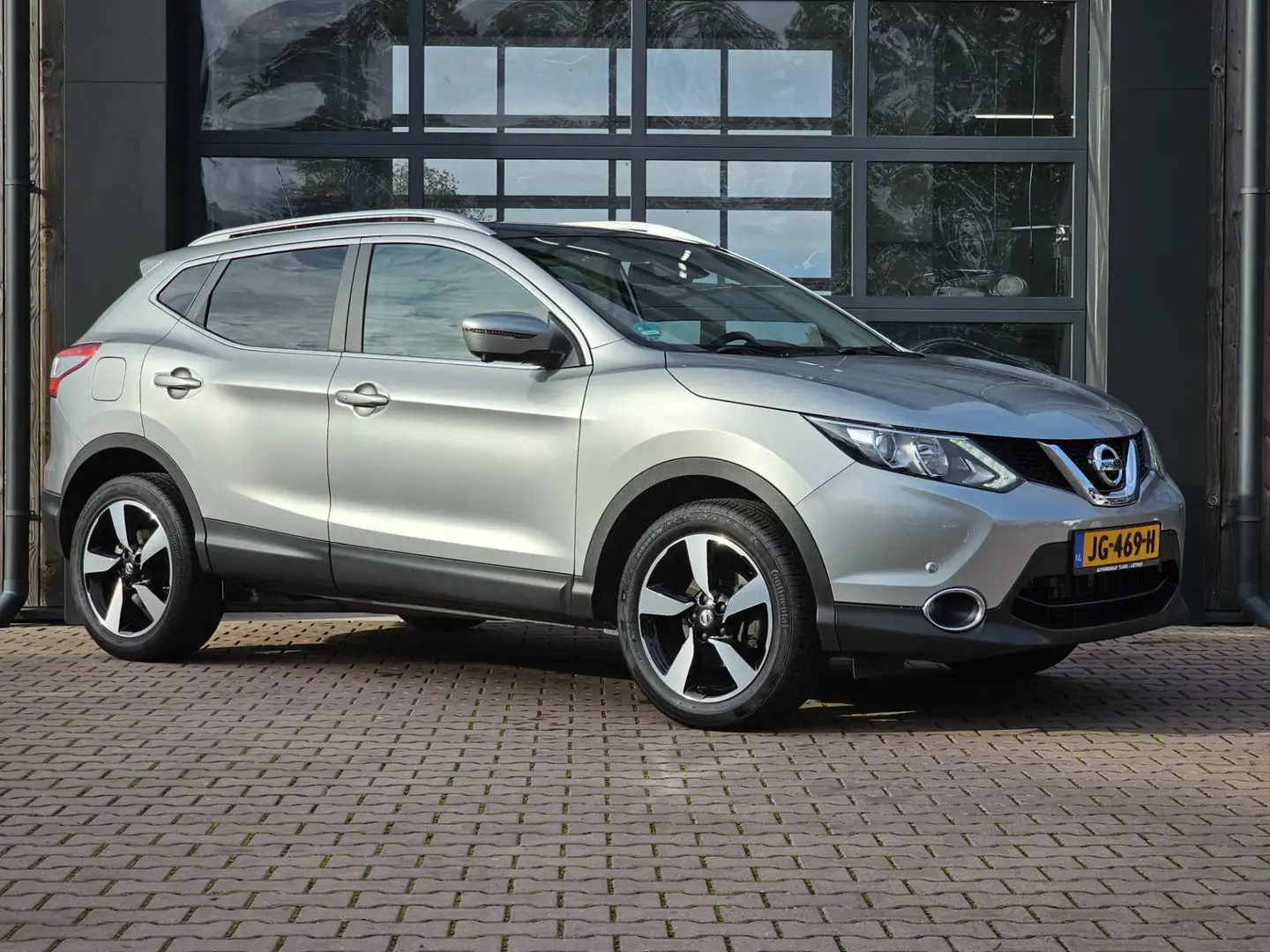 Nissan Qashqai 1.2 Connect Edition | Automaat | Navi | Pano | Tre Grijs - 2