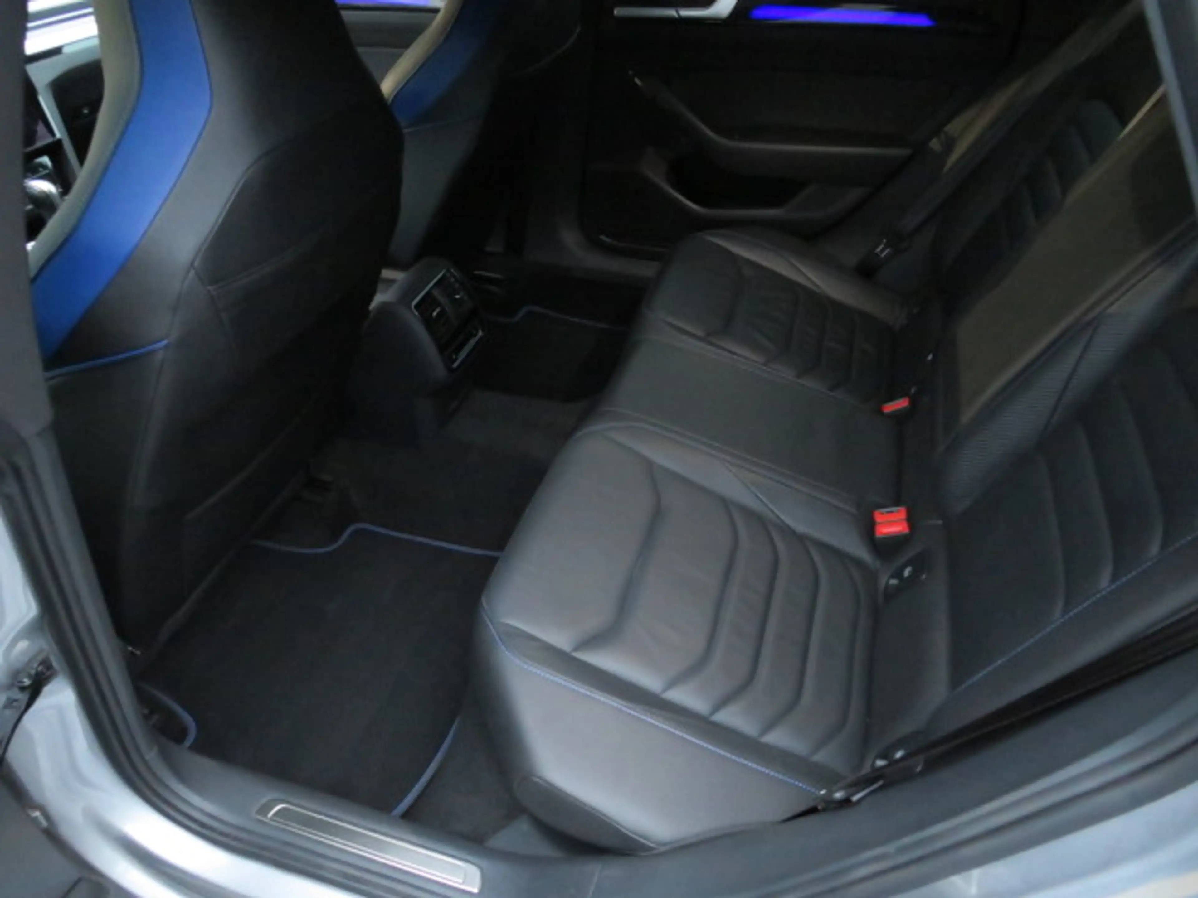 Volkswagen Arteon R 4Motion / IQ.Light / AHK — photo 9