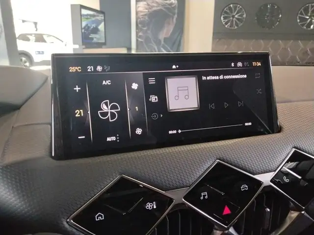 DS Automobiles DS 3 view 19