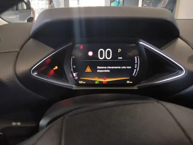 DS Automobiles DS 3 view 17