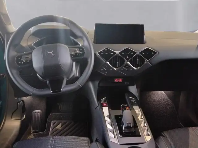 DS Automobiles DS 3 view 11