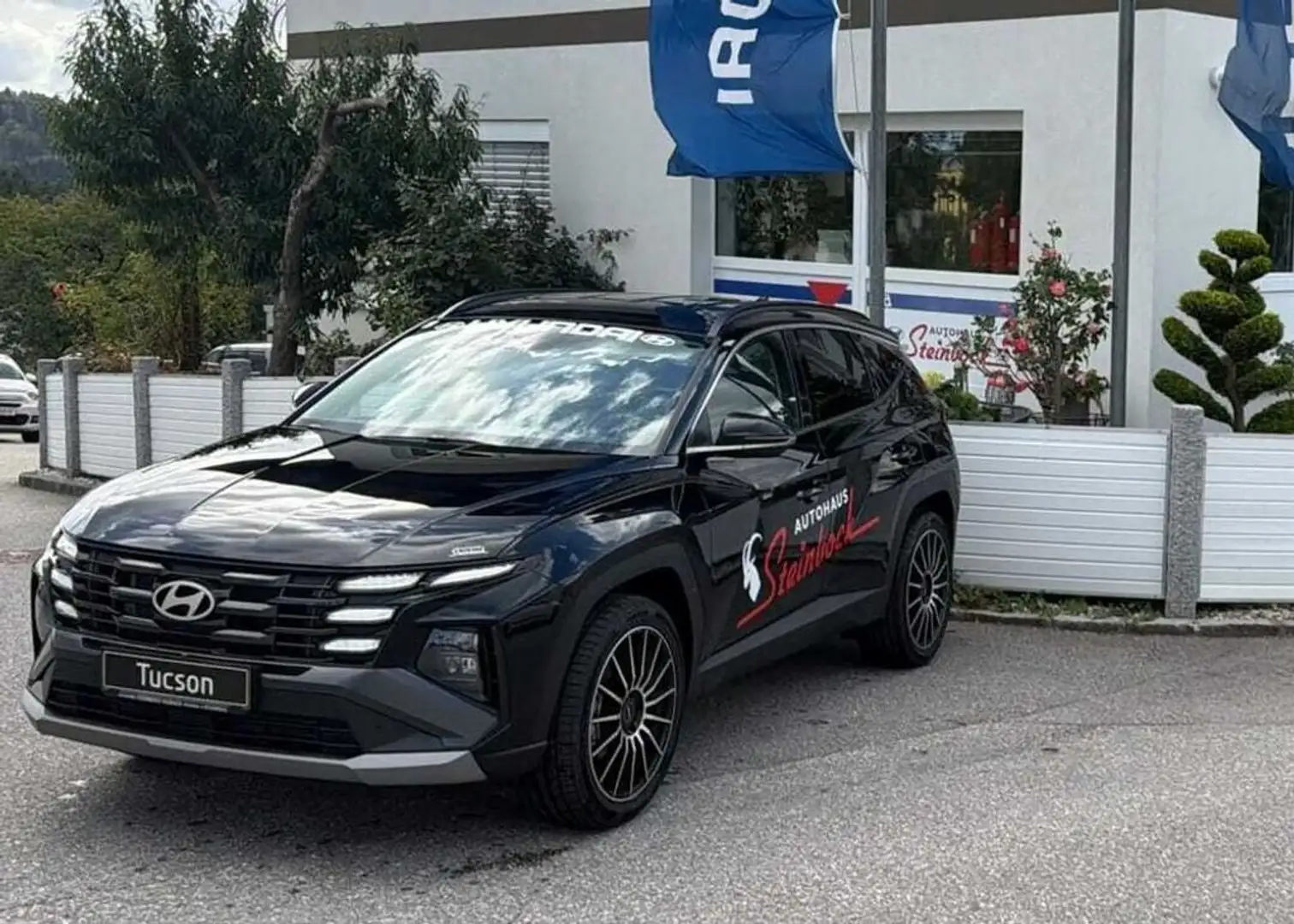 Hyundai TUCSON 1,6 T-GDI HEV 4WD Jubilé Aut. Schwarz - 2