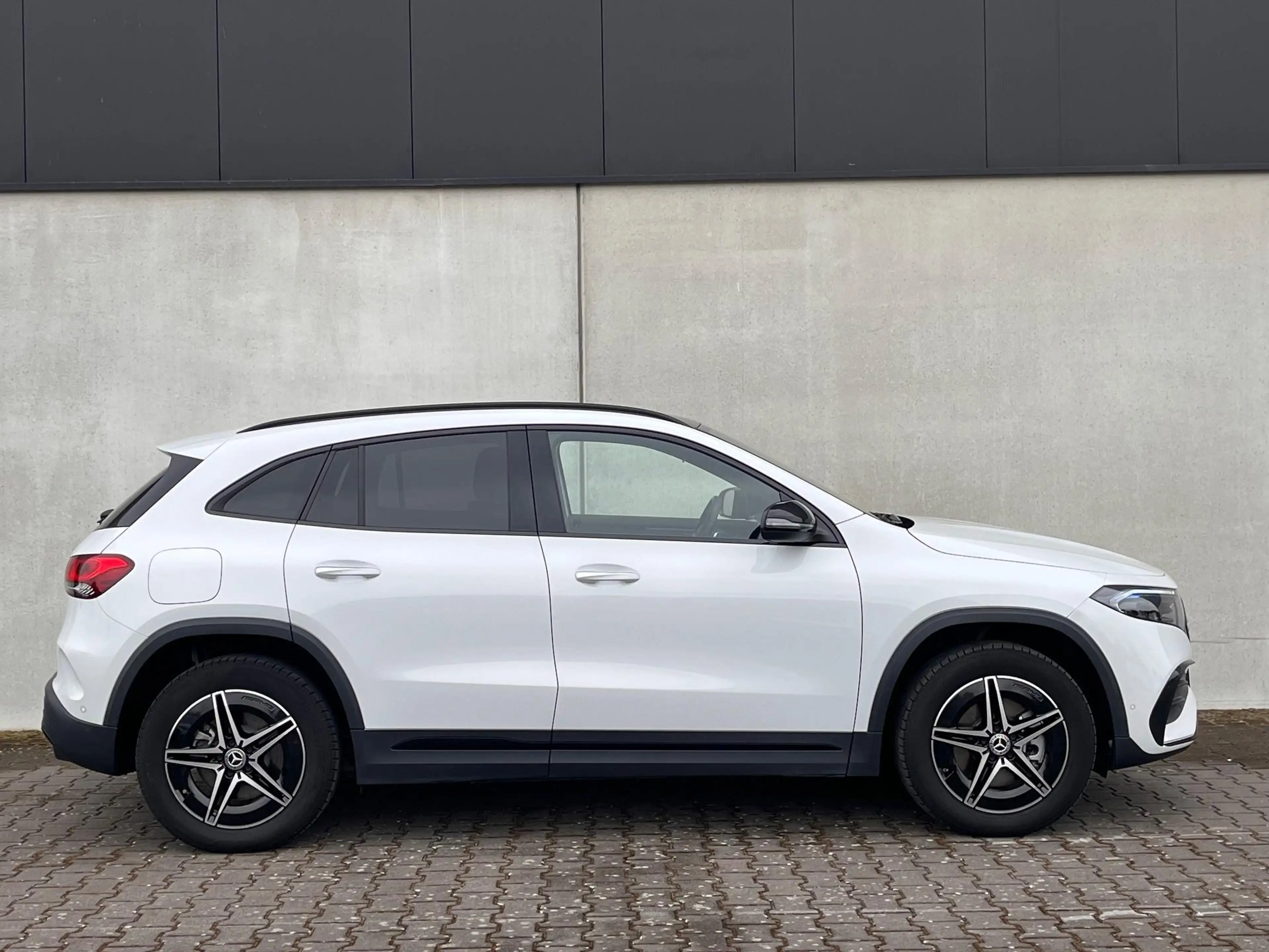 Mercedes-Benz EQA 350 4MATIC AMG/Pano — photo 5