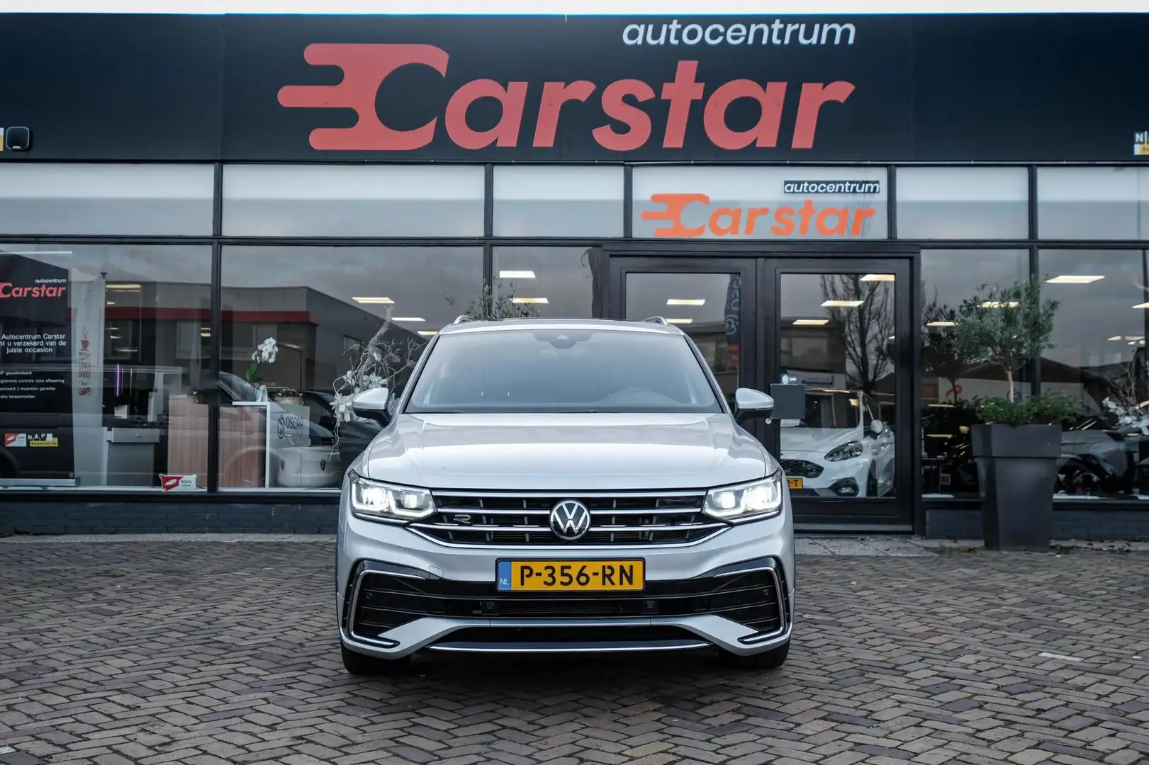 Volkswagen Tiguan 1.5 TSI R-Line Business+|Pano|Sfeerv|Virtual|Car-P Grijs - 2