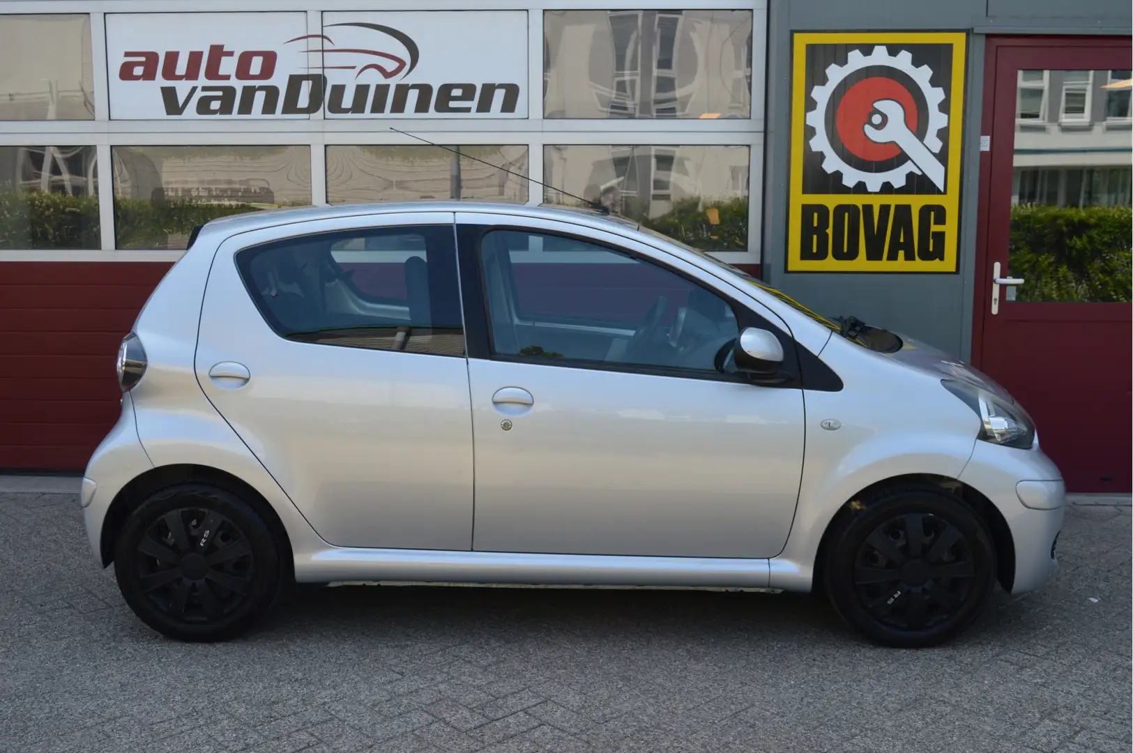 Toyota Aygo 1.0-12V Comfort Navigator O.a: PDC, Airco, Bluetoo Grijs - 2