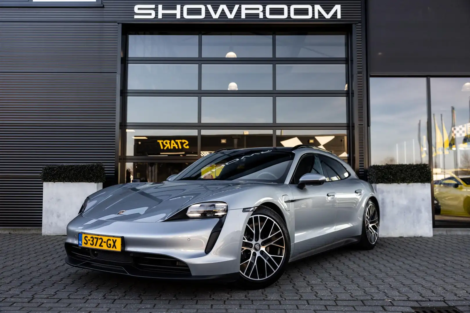 Porsche Taycan Sport Turismo 79 kWh, NL Auto, ACC, Sportchrono, P Grijs - 2