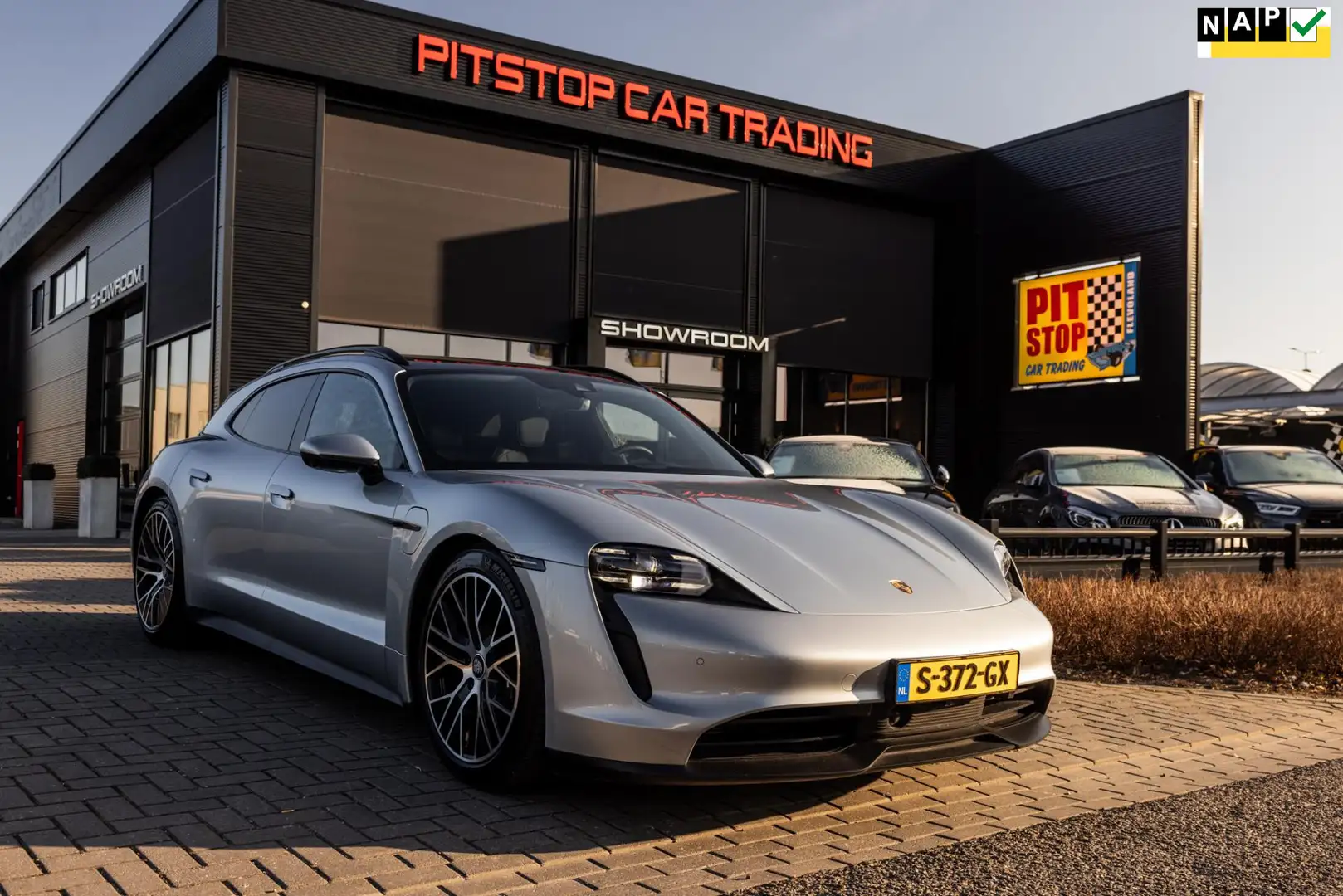 Porsche Taycan Sport Turismo 79 kWh, NL Auto, ACC, Sportchrono, P Grijs - 1