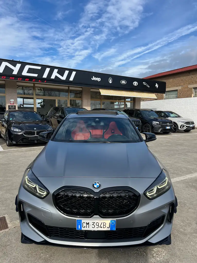 BMW 135 Serie 1 F40 M 135i xdrive auto Grijs - 2
