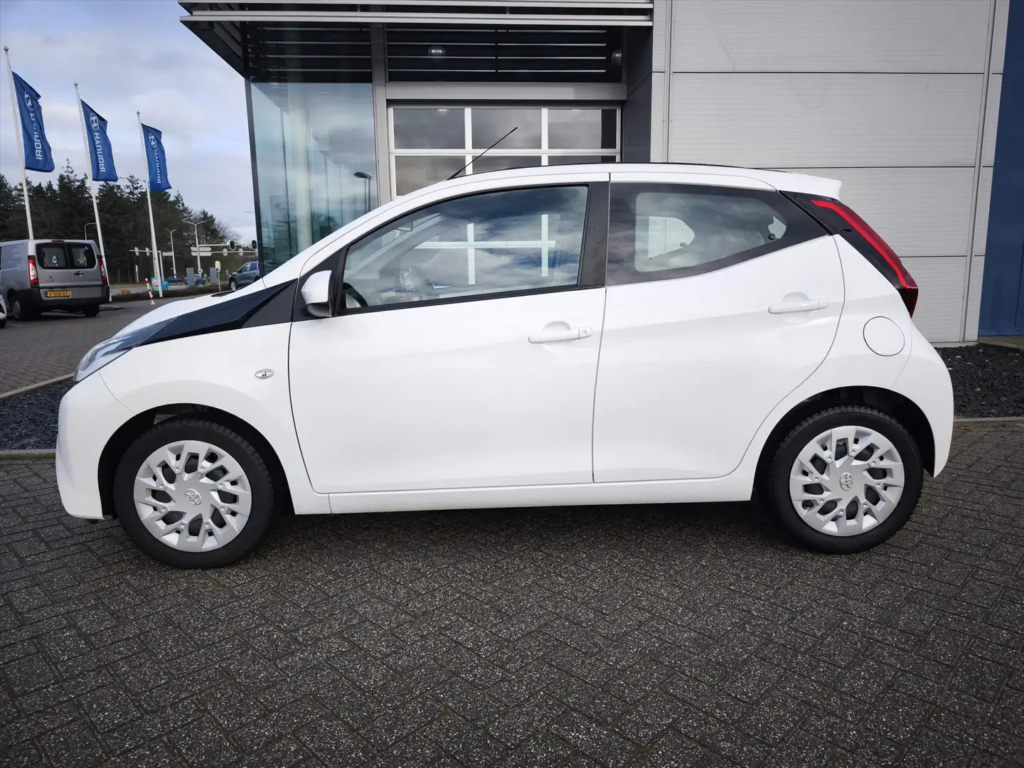 Toyota Aygo 1.0 VVT-i 72pk 5D x-play cabrio | Airco | Camera | Blanc - 2