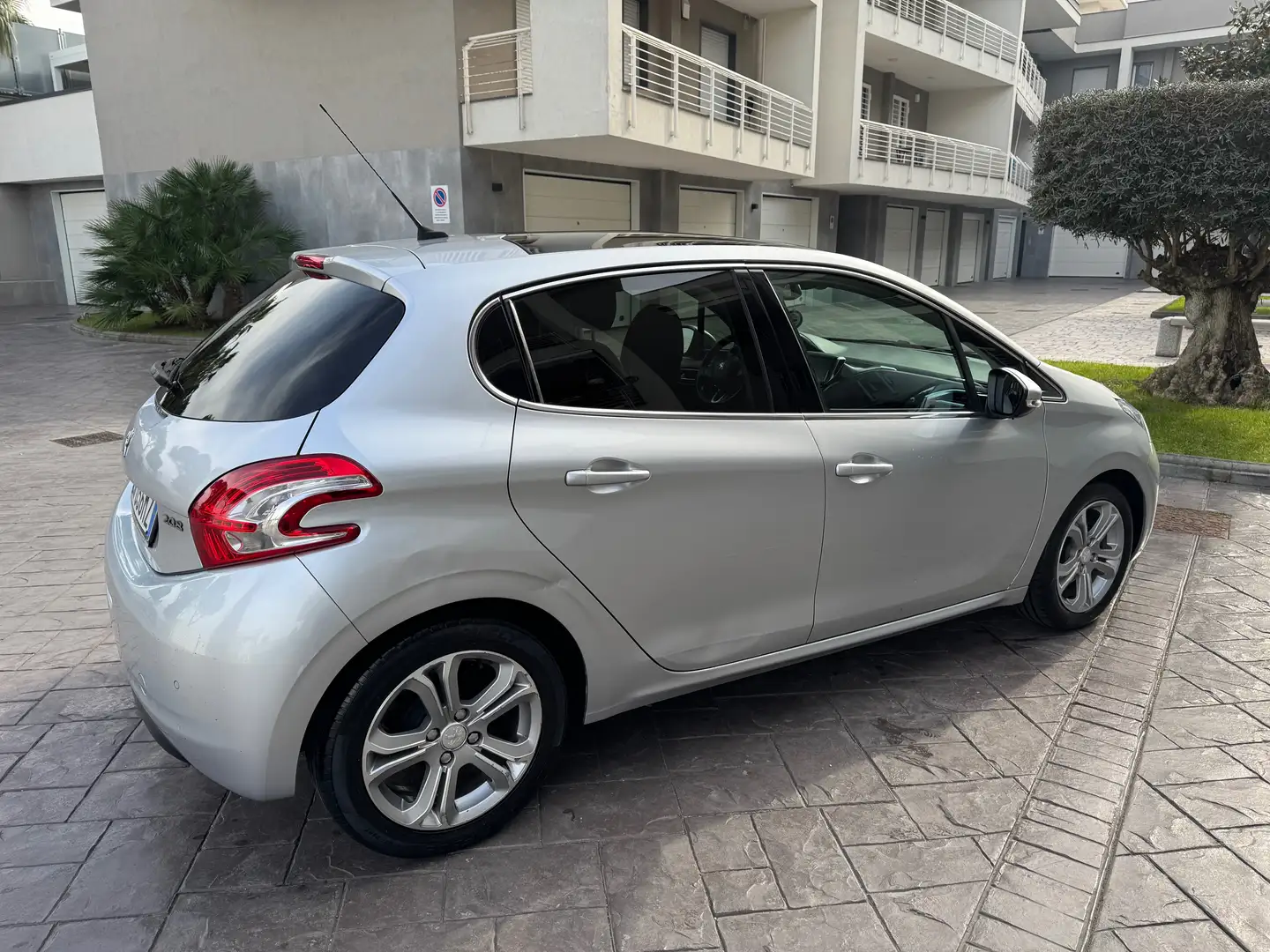 Peugeot 208 208 I 20125p 1.4 hdi 8v Allure Argento - 2