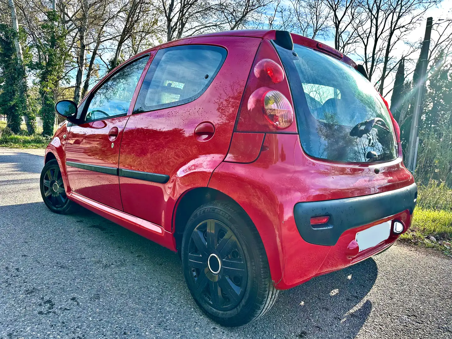 Peugeot 107 107 1.0e 12V 68ch BLUE LION 2-Tronic Urban Move Rouge - 2