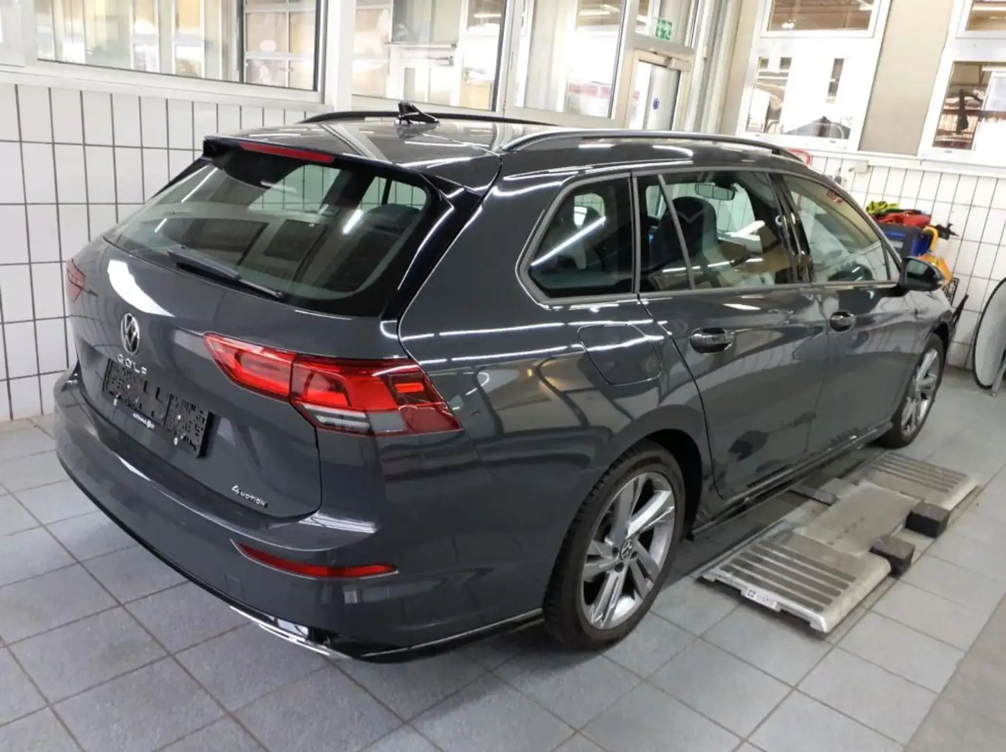 Volkswagen Golf VIII Variant 2.0 TSI 4M R-Line HARMAN NAVI Grau - 2