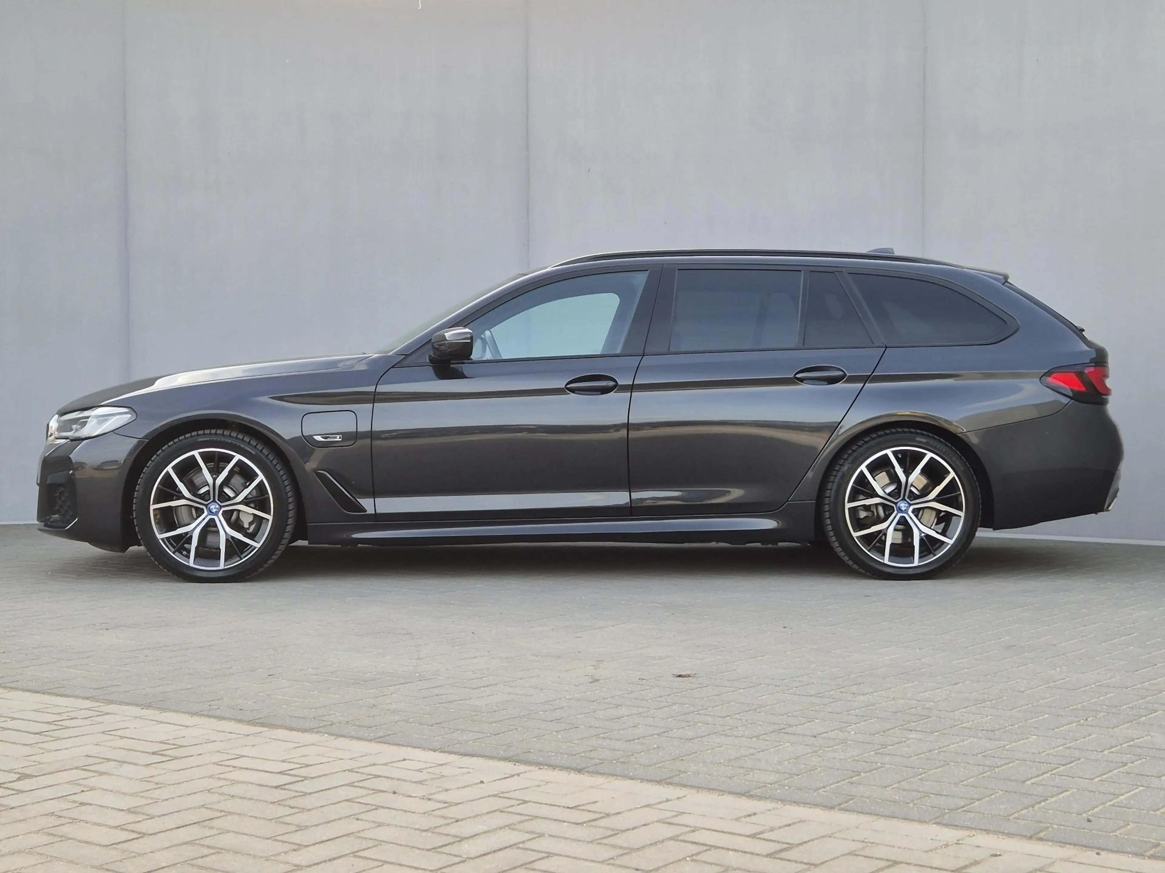 BMW 530 5-serie Touring 530e xDrive Business Edition Plus — photo 11