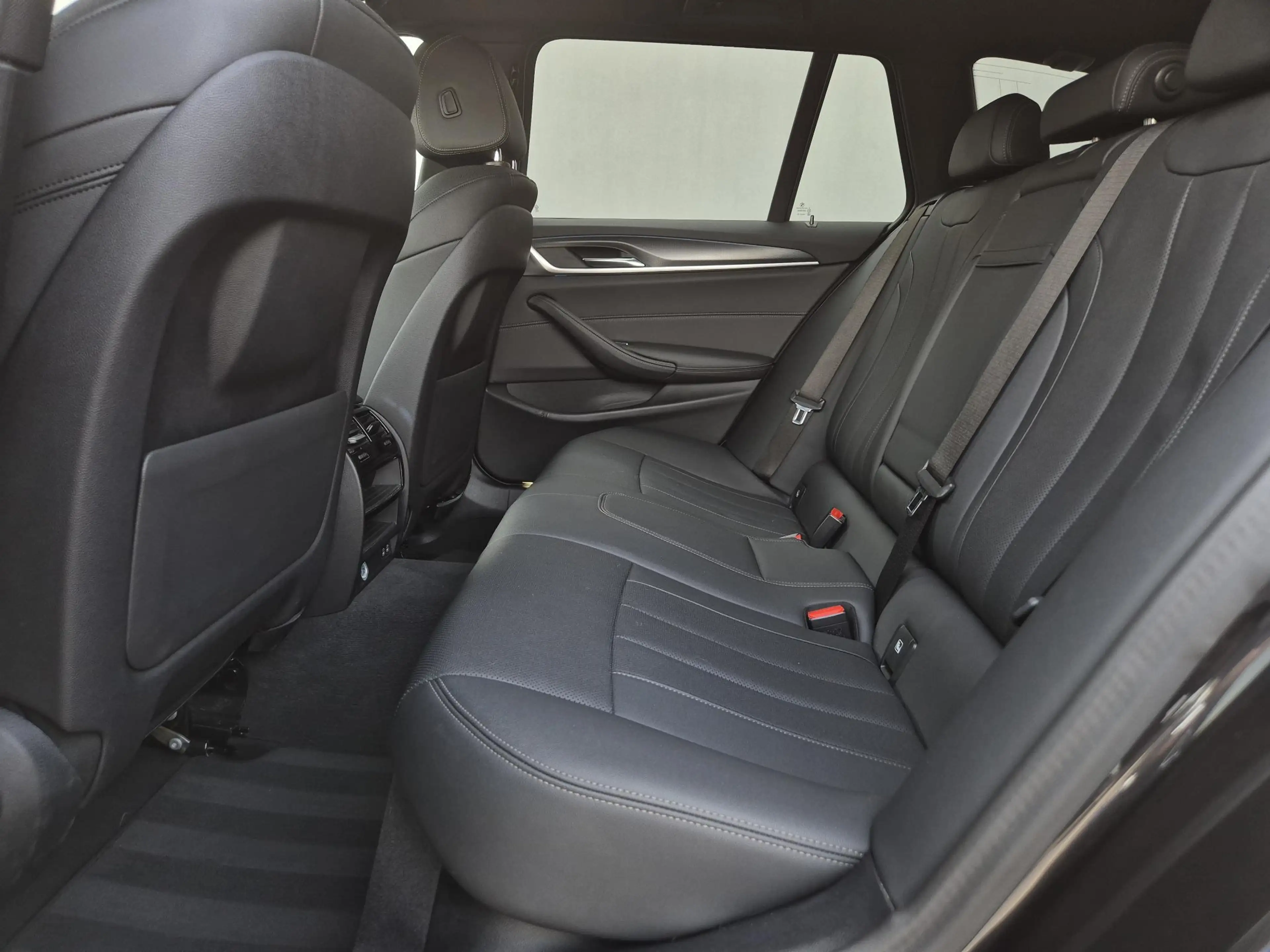 BMW 530 5-serie Touring 530e xDrive Business Edition Plus — photo 10