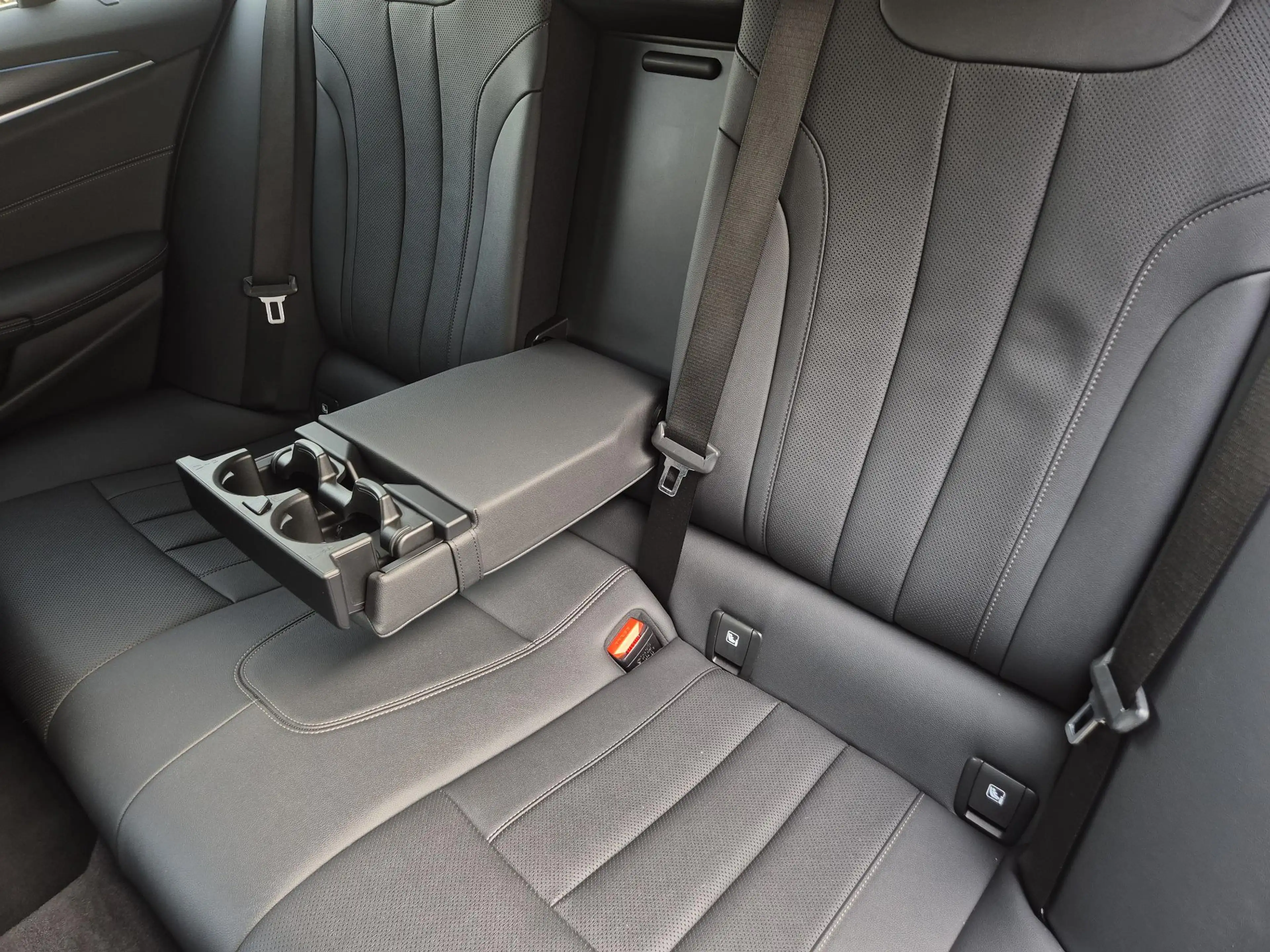 BMW 530 5-serie Touring 530e xDrive Business Edition Plus — photo 35