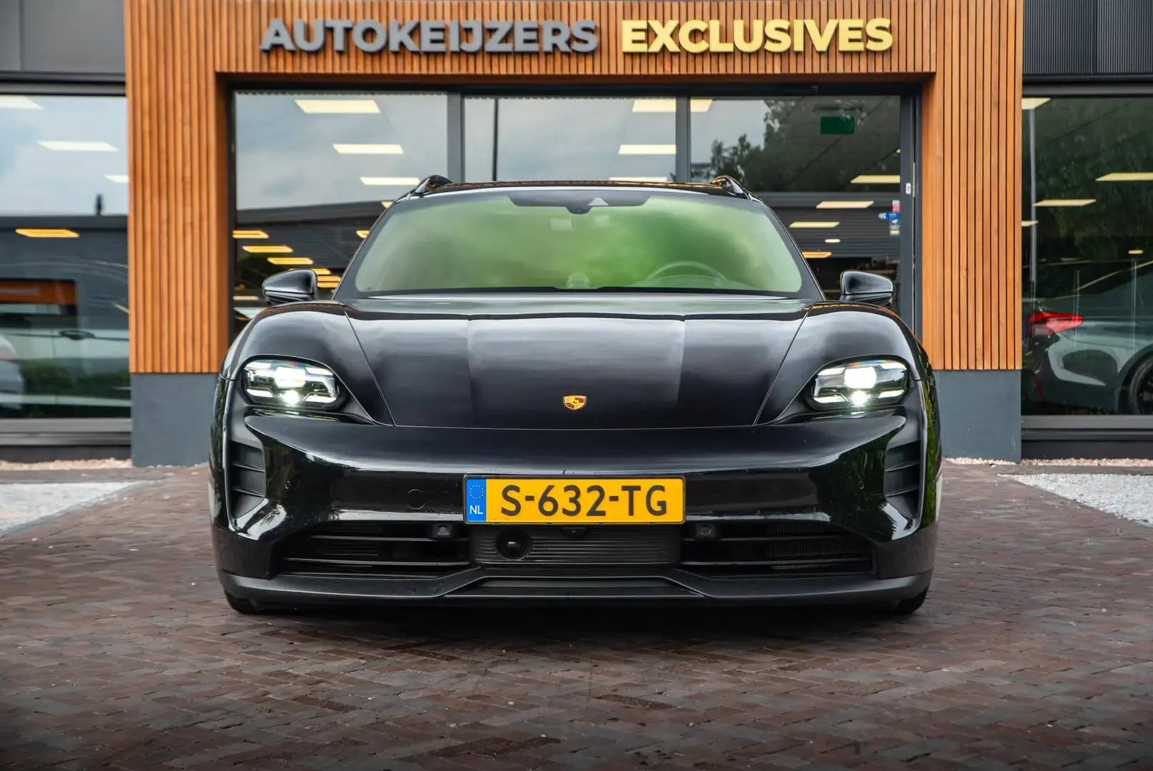 Porsche Taycan Sport Turismo GTS 93 kWh Panodak Leer Memory Bose Zwart - 2
