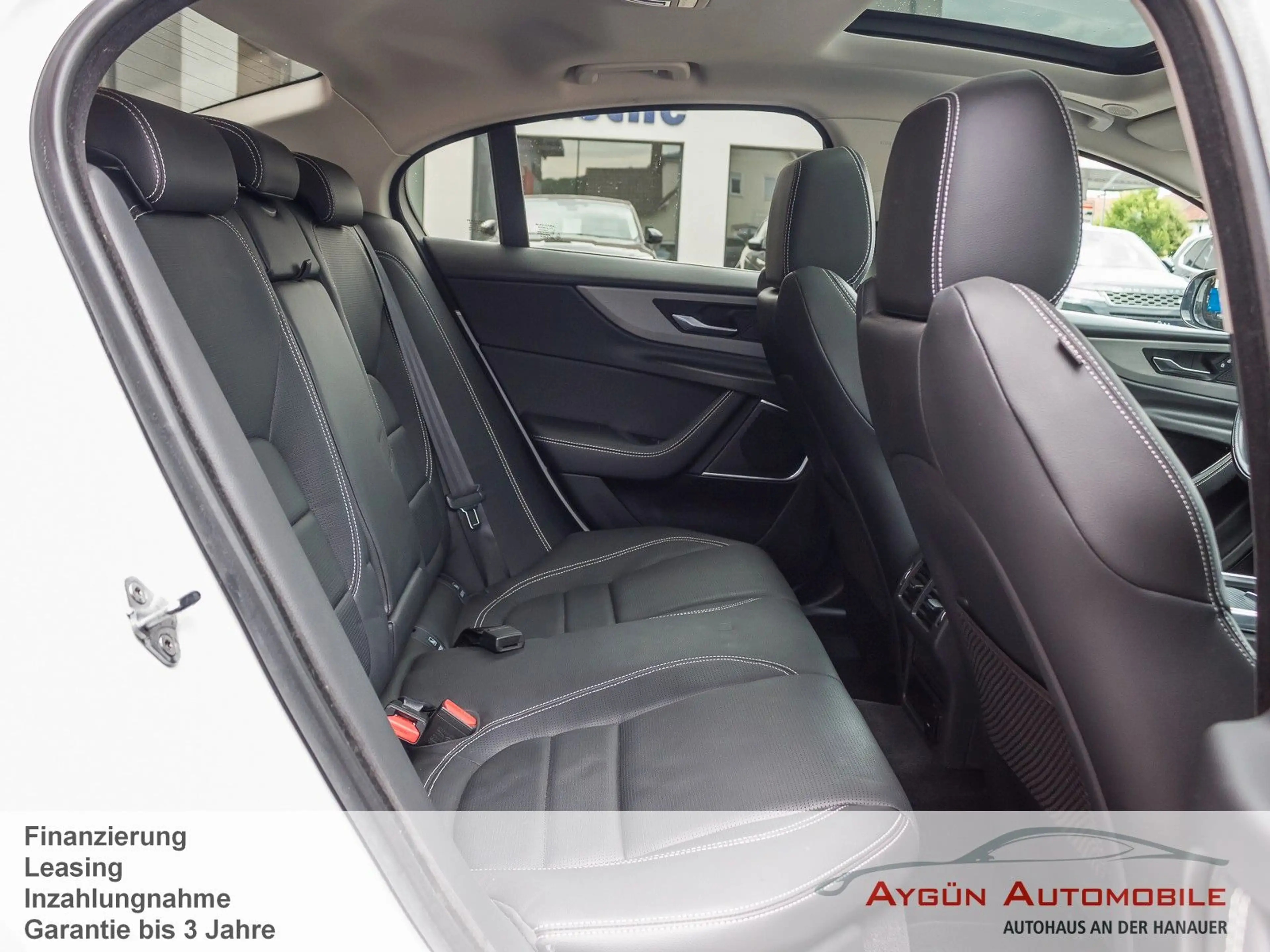 Jaguar XE P250 R-Dynamic SE*Panorama*Winter-Paket* — photo 13