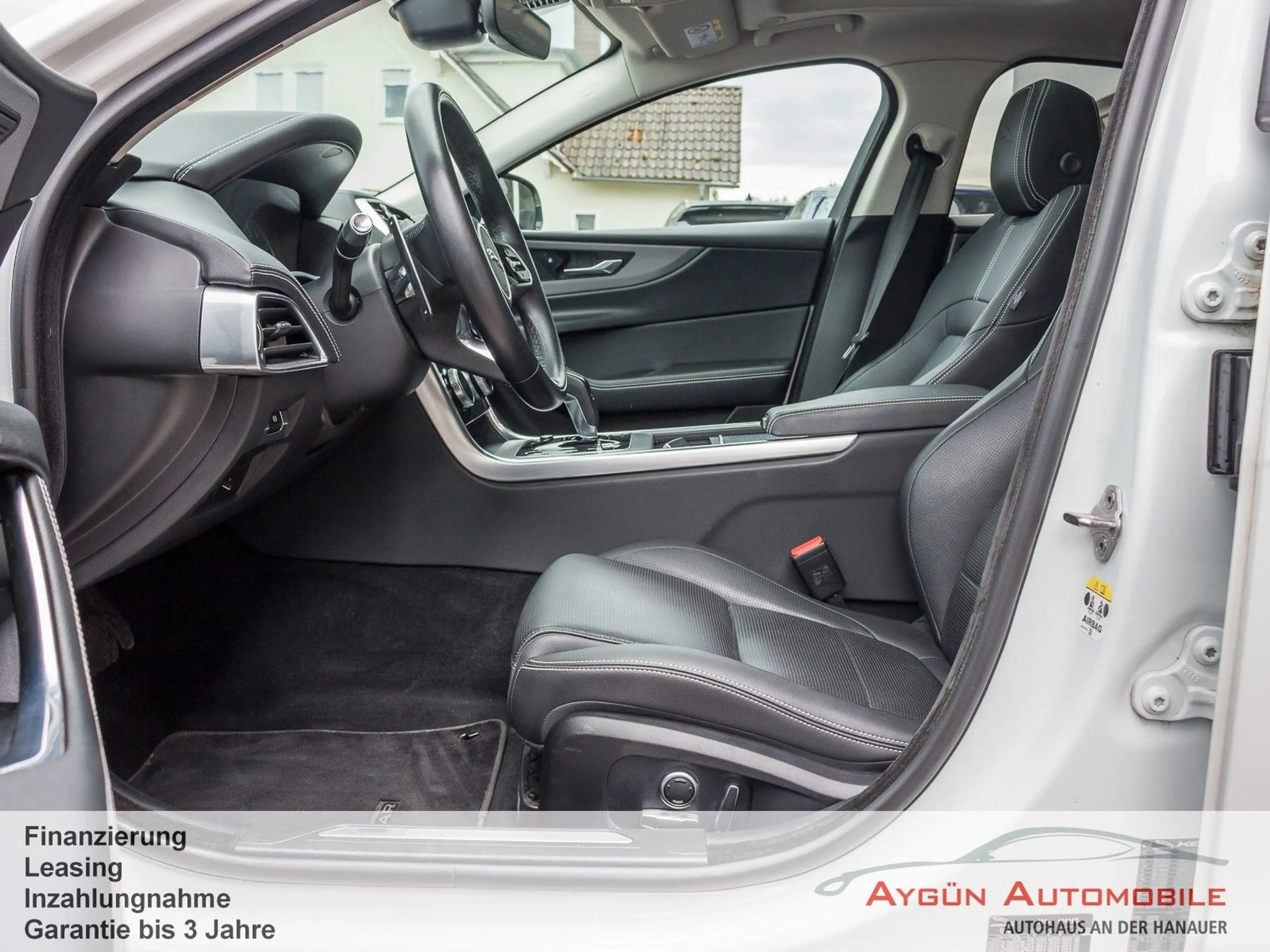 Jaguar XE P250 R-Dynamic SE*Panorama*Winter-Paket* — photo 9