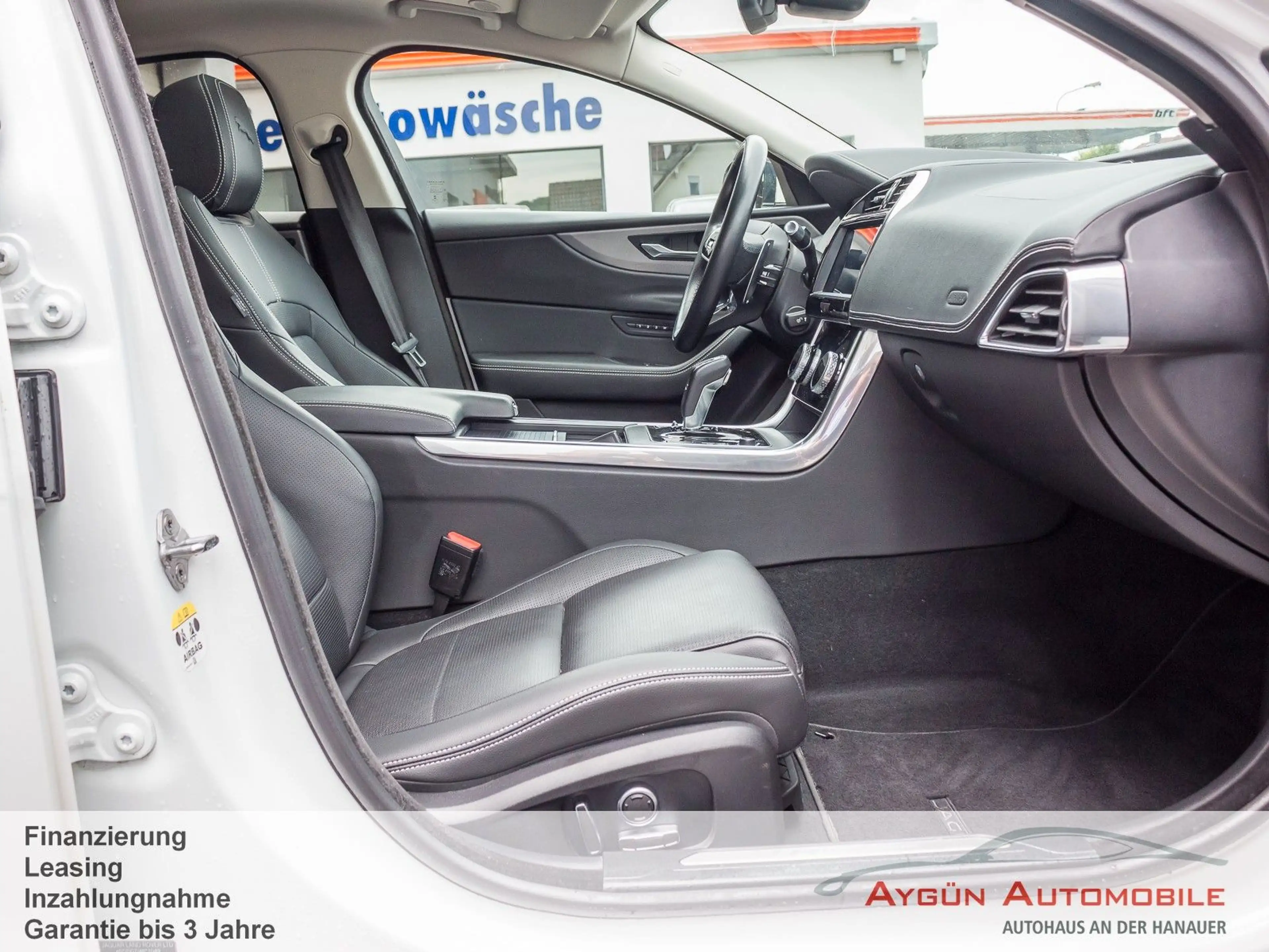 Jaguar XE P250 R-Dynamic SE*Panorama*Winter-Paket* — photo 11