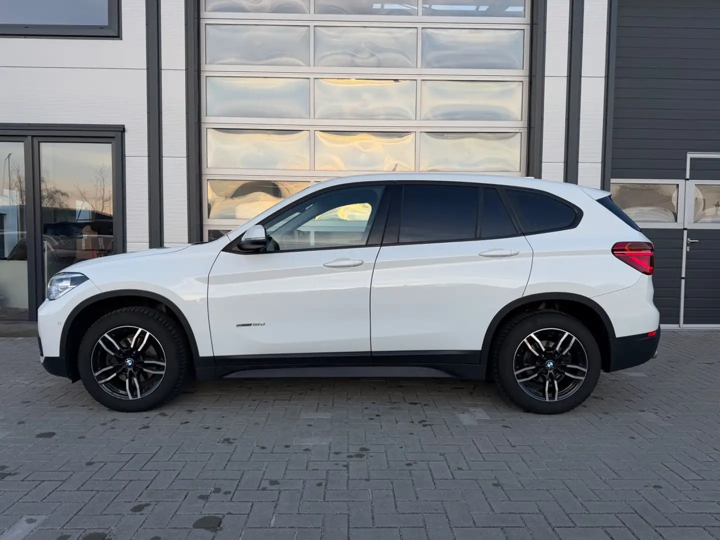 BMW X1 sDrive18d LED NAVI PDC Weiß - 2