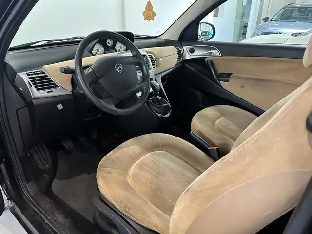 Lancia Ypsilon view 7