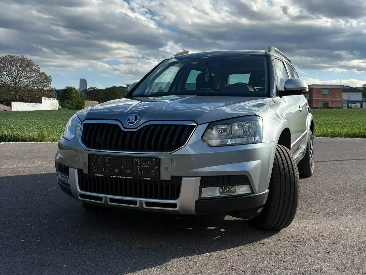 Skoda Yeti Yeti Outdoor 2,0 TDI SCR 4x4 Ambition Ambition Grau - 1